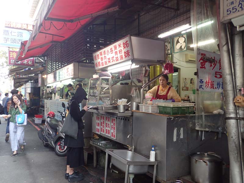 場所は地下鉄MRT板南線の忠考復興駅近くです。 食事会のお店に行く途中に庶民に人気の店が立ち並んでいます。