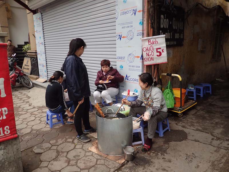 揚げ物を売っている女性。 常連さんと談笑しながらの 販売。ハノイ市内、このような光景いたるところで見かけました。
