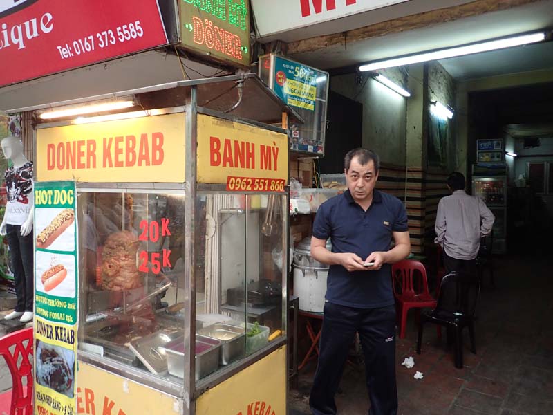 ケバブを売る店主。 ベトナムの食べ物でない割 には、意外と売れていました。