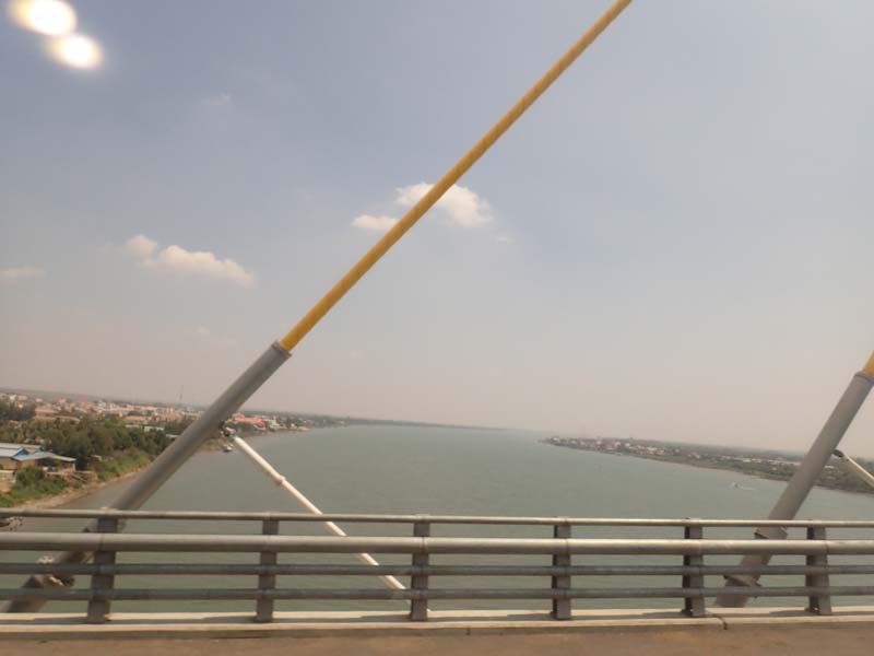 ベトナム・ホーチミン からの国際バスでも 紹介した橋。 「カンボジア日本 友好橋」という名前 です。
