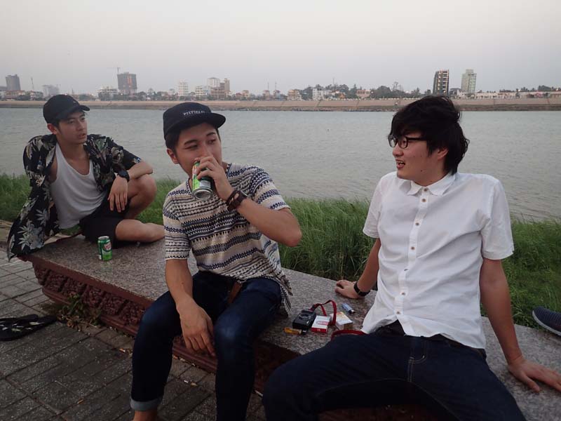 ホテル 近くの 川で 夕涼み をして いる学生 達。 ジュースを 飲みながら プノンペン での撮影 プランを 話して いました。 