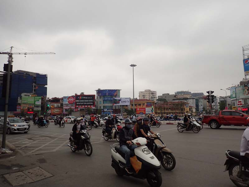 やはり、ハノイの人の交通手段が圧倒的にバイクです。都内でみかけないくらい広い交差点を 四方八方から往来する。 これが日常のようです。