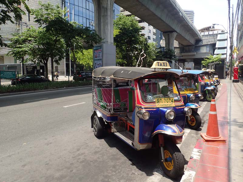 バンコク中心街を 見て感じた のですが トゥクトゥクや タクシーなど 客待ちできる 場所が決まって います。 ベトナムや カンボジアでは 見かけなかった 光景です。 ちなみに違反した 運転手は警察に 違反切符を 渡され、罰金を 支払はなければ なりません。
