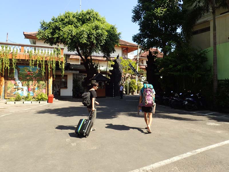 二人は バリ島の ホテルに 宿泊する ようです。 歩いて １０分くらい なので 暑い中、徒歩 でいきました。