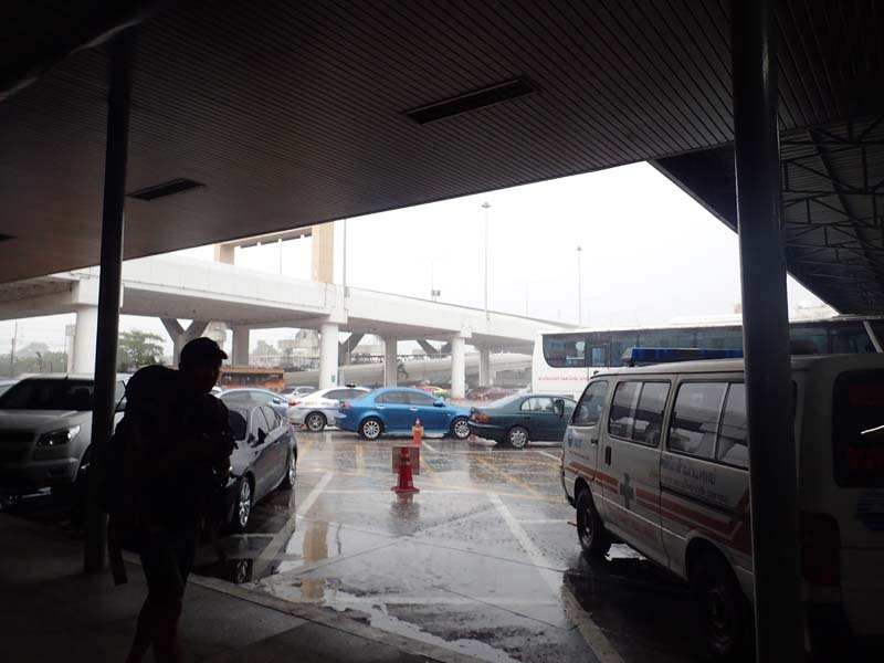 タイ・バンコク (ドムアン空港)に 到着したら、 スコールでした。 久しぶりに見る 雨です。