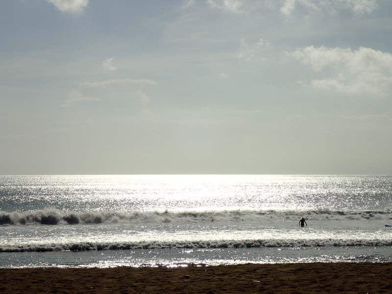 地元のサーファー はじめ 海外からも サーフィンしに 来るクタビーチ です。 さすがに夕方 近くになると 人も減って きます。 サーフィン 気持ち 良さそう でしたね